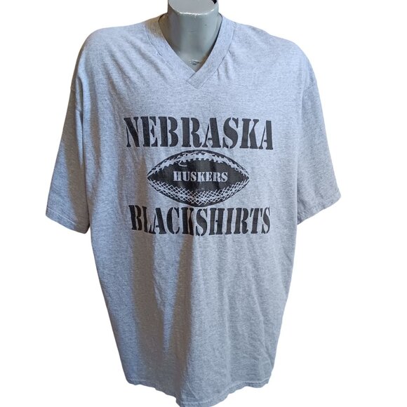 T-Shirt XXL Vtg Nebraska Huskers Football Blackshirts Gray V-Neck Playerz Y2K - Picture 2 of 5